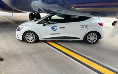 Renault Clio τρακάρει με αεροπλάνο. Και τώρα ποιος πληρώνει;