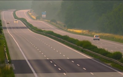 Σε αυτόν τον δρόμο μπορεί να πας με 400 km/h και η αστυνομία να μην κάνει τίποτα [video]