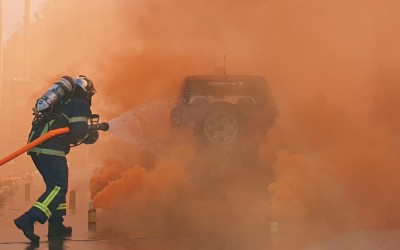 Αυτοκίνητο πήρε φωτιά μέσα σε τούνελ – Δείτε πώς το σβήνουν [video]  