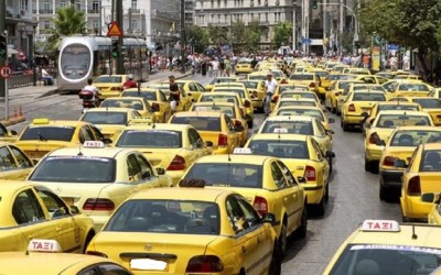 Οδηγοί TAXI: Λιγότεροι φόροι ή Διπλάσια «σημαία»; Τι ζητούν για να μην τα κλειδώσουν