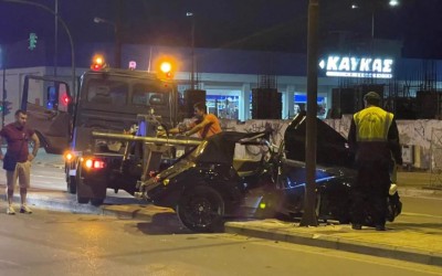 Μεγαλογιατρός διέλυσε το χειροποίητο Morgan – Καρφώθηκε σε κολώνα στη Λάρισα