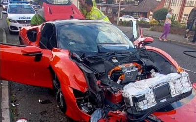 Video: Ferrari SF90 τρακάρει 5 παρκαρισμένα – Ο οδηγός εξαφανίζεται