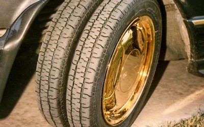 Ποια αυτοκίνητα είχαν δύο λάστιχα σε μια ζάντα; - Δες το video