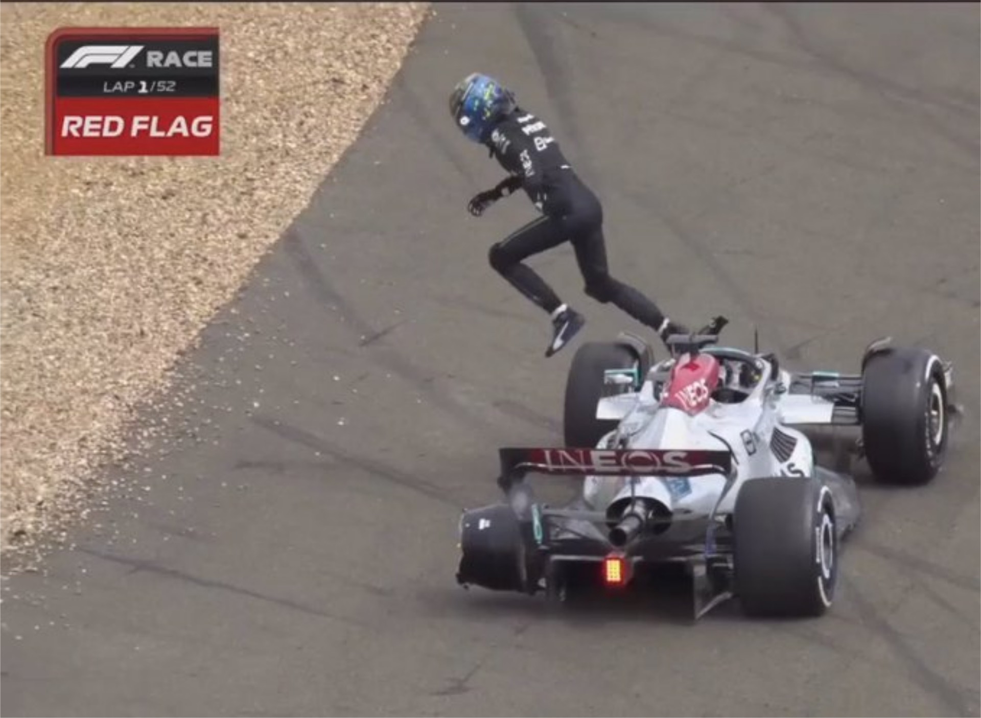 GP Silverstone: Ο Russel παράτησε τη Mercedes και έτρεξε να βοηθήσει τον Zhou [video]