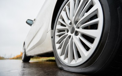 Κίνημα ξεφουσκώνει λάστιχα σε SUV – Απίστευτος ο λόγος!