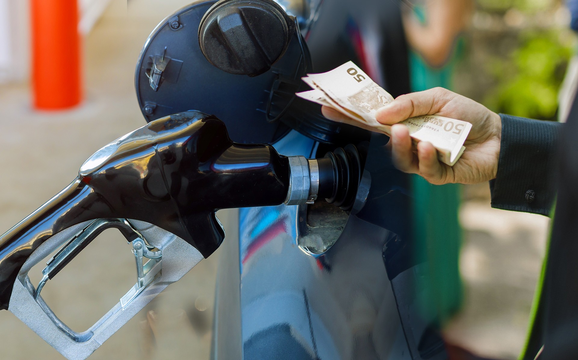 Τιμές καυσίμων: Πόσο κοστίζει το φουλάρισμα σήμερα;