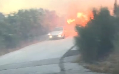 Σοκαριστικό Video από τη φωτιά στην Πεντέλη: Αυτοκίνητο περνά μέσα από τις φλόγες