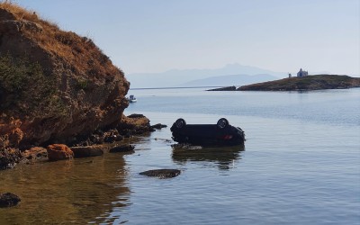 Αττική: Αυτοκίνητο κατέληξε στη θάλασσα!
