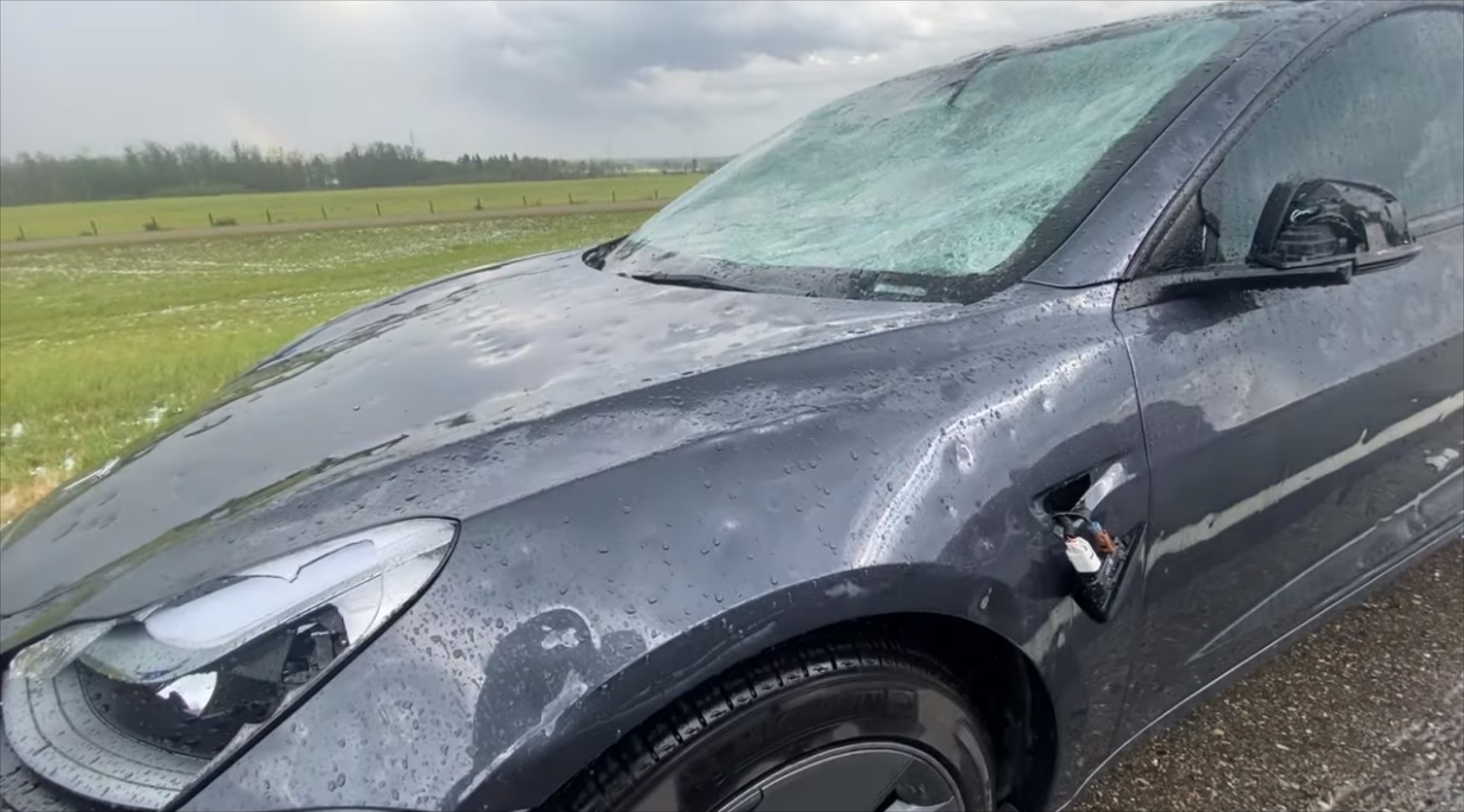 Χαλάζι καταστρέφει Tesla Model 3 – Δείτε πώς έγινε το αυτοκίνητο [video]
