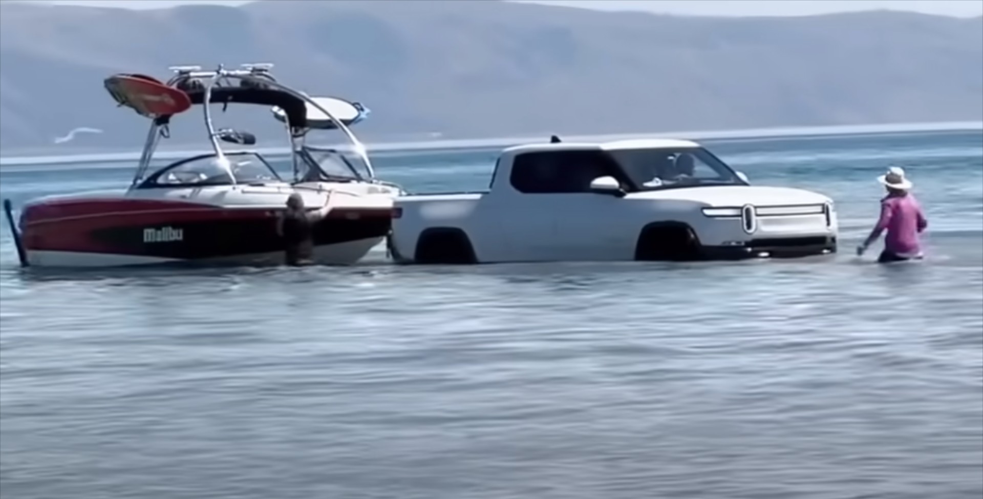 O αθεόφοβος μπήκε στη λίμνη με το ηλεκτρικό αυτοκίνητο [video]