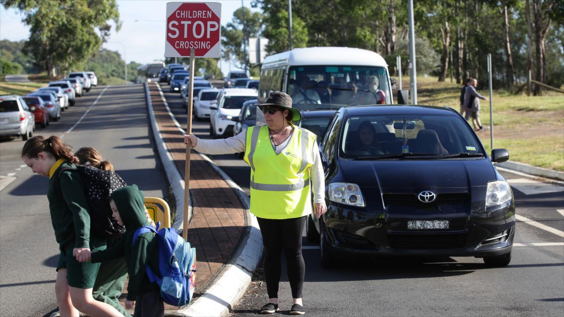 Επιτρέπεται η στάση με αλάρμ έξω από τα σχολεία;