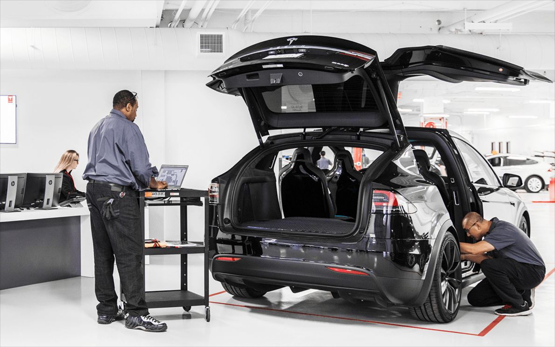 Tesla: Βρίσκει πωλητές «κλέβοντας» κόσμο από το service της!