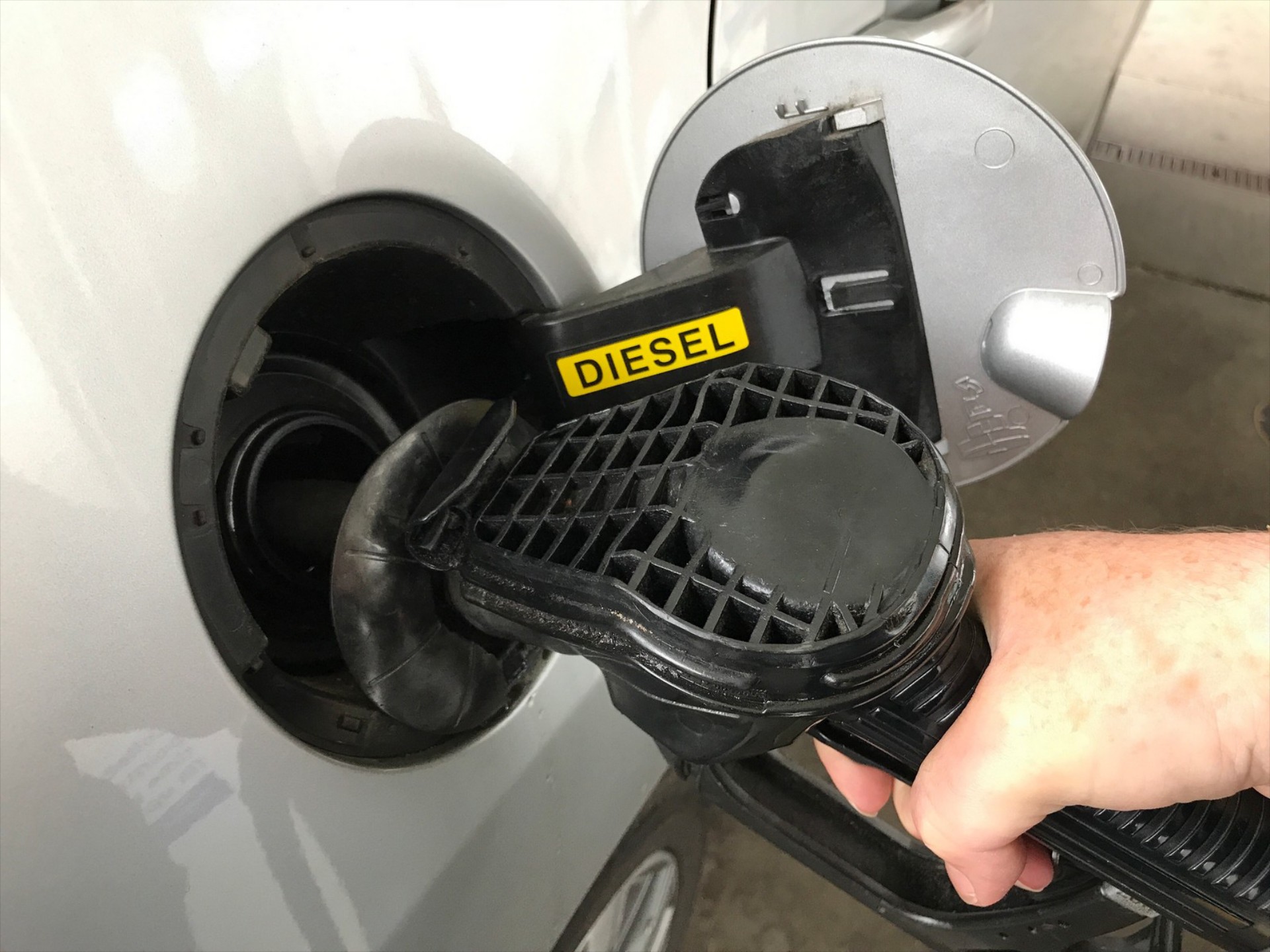 Αλλάζουν όλα στα καύσιμα: Το diesel γίνεται πιο ακριβό από τη βενζίνη!