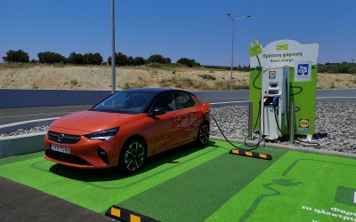 Επίσημο: Θα μπουν 25.000 φορτιστές στους ελληνικούς δρόμους