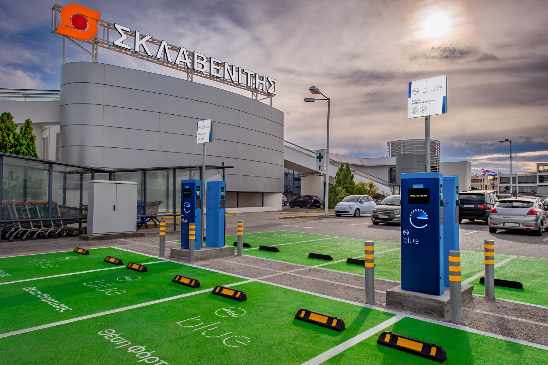 Χιλιάδες νέες θέσεις φόρτισης από τη ΔΕΗ blue και τον Σκλαβενίτη!
