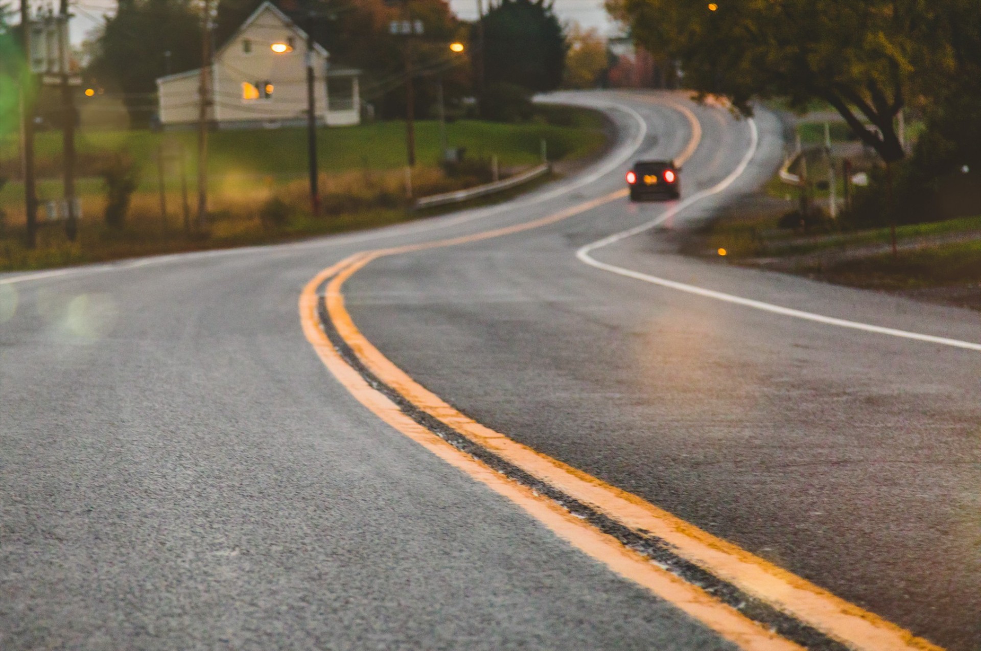 Γιατί υπάρχουν κίτρινες γραμμές στην άσφαλτο - Ποια η διαφορά με τις λευκές;