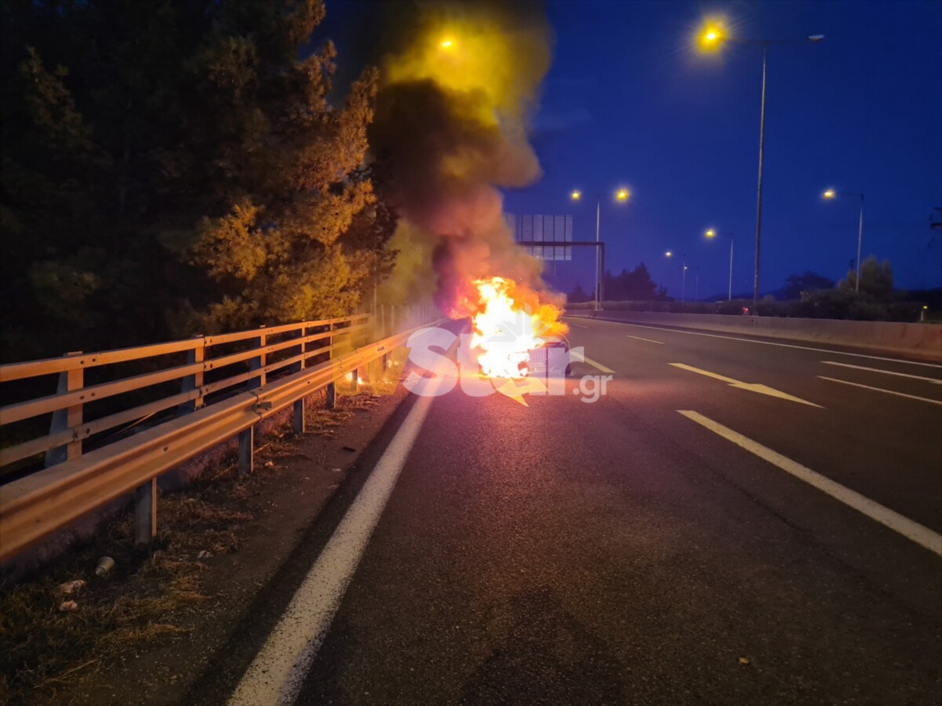 Πολυτελές αυτοκίνητο λαμπάδιασε στην εθνική οδό Αθηνών – Λαμίας – Δείτε το video