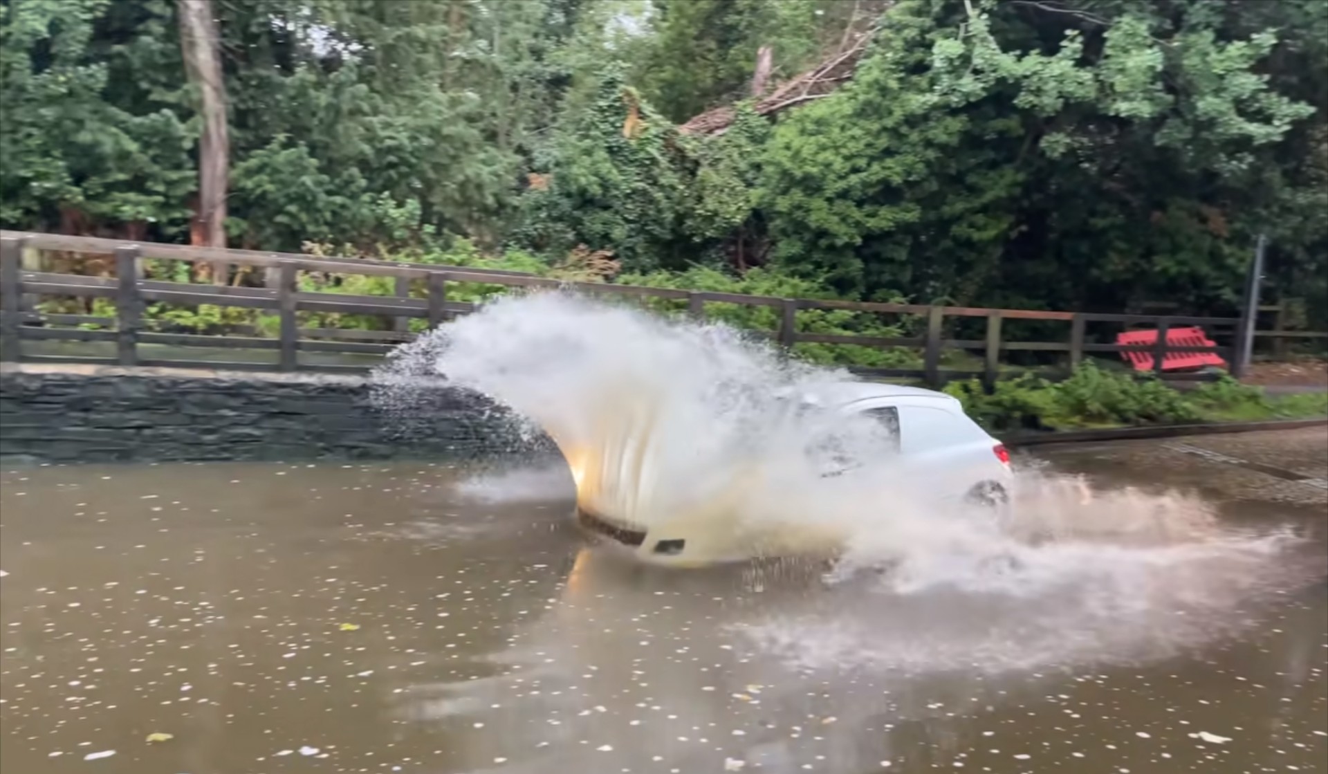 Κακοκαιρία Daniel: Τι ζημιά μπορεί να πάθει το αυτοκίνητο από τα νερά [video]