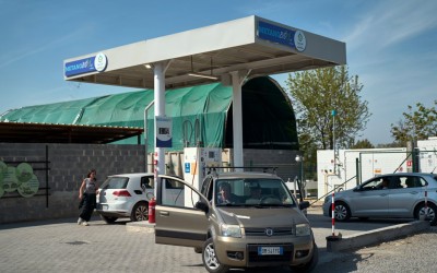 Φθηνά καύσιμα από κοπριά αγελάδας! - Δες τη φάρμα-πρατήριο [video]