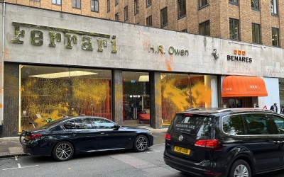 Επίθεση ακτιβιστών σε Ferrari, Bentley και Bugatti! – Δείτε εικόνες και video