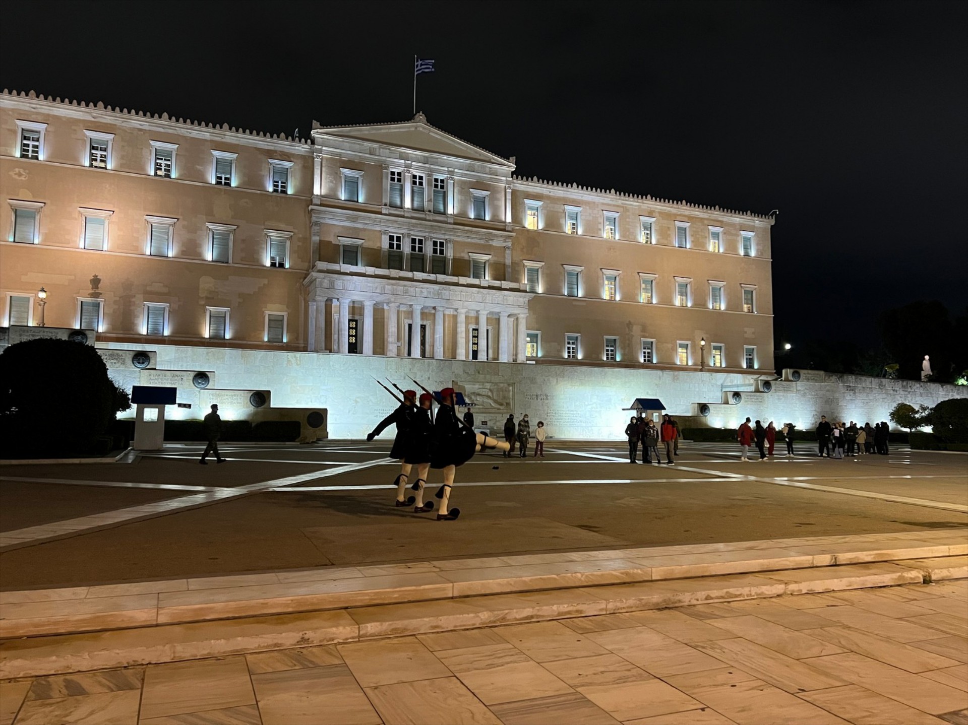 Θανατηφόρο τροχαίο έξω από τη Βουλή – Νεκρός ένας 25χρονος [video]