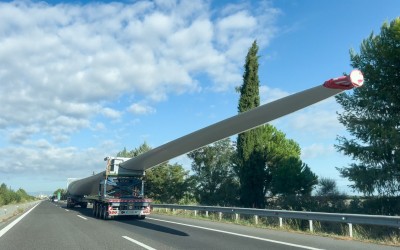 Πώς μεταφέρονται ανεμογεννήτριες 100 τόνων στην εθνική οδό [video] 