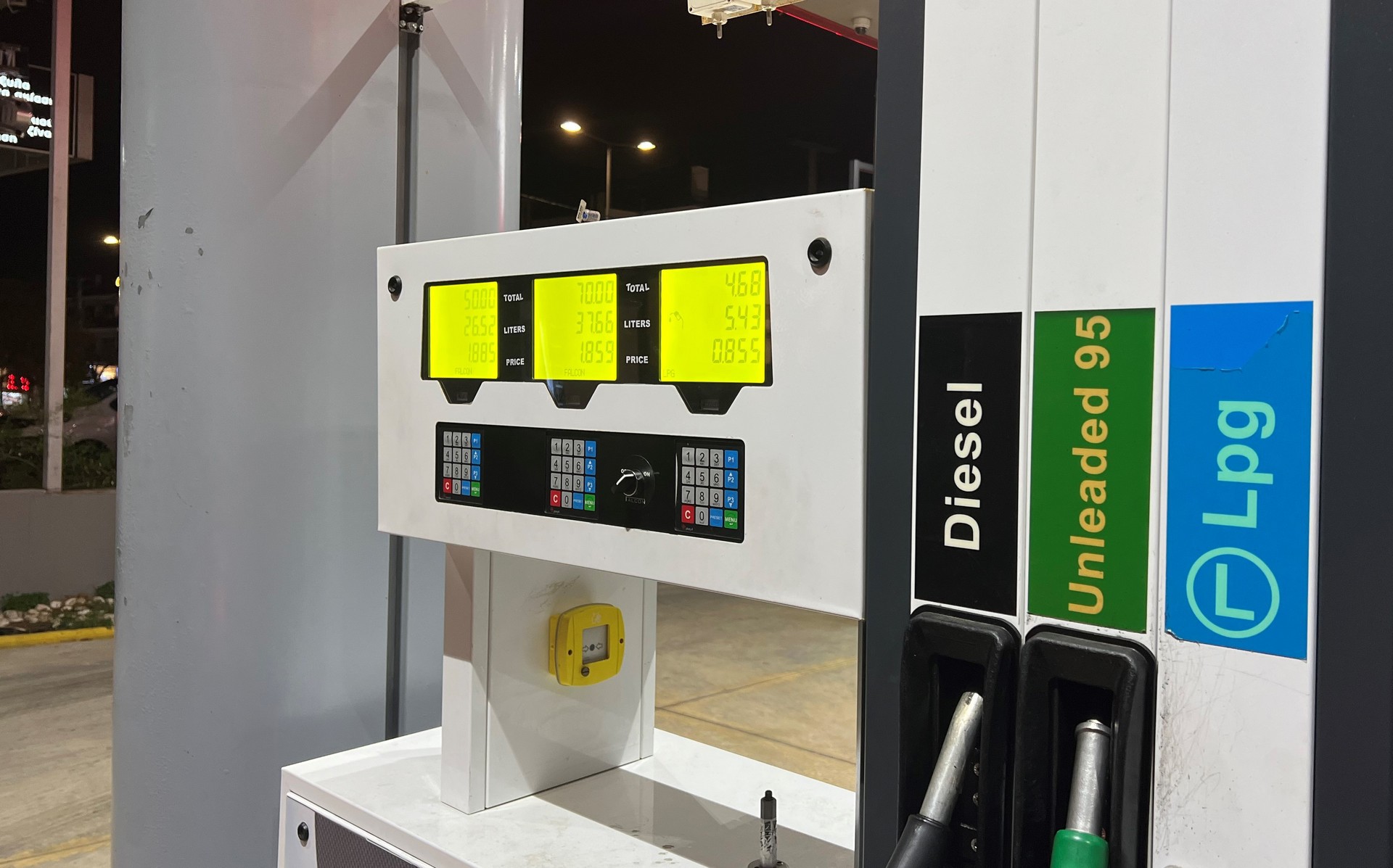 Σε ελεύθερη πτώση η τιμή της βενζίνης – Πού θα φτάσει τα Χριστούγεννα