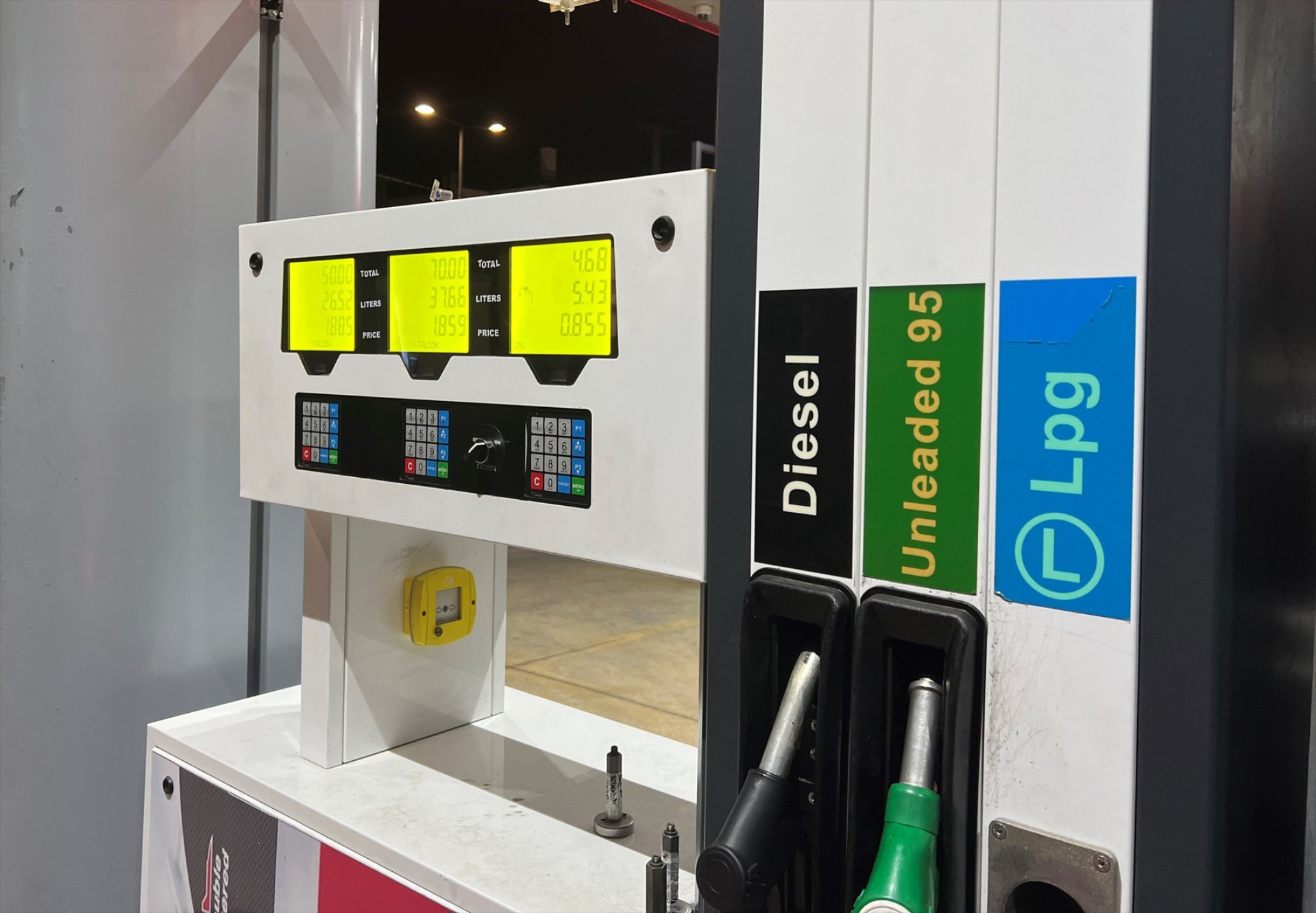 Πόσο έπεσε σε 6 μήνες η τιμή της βενζίνης και του diesel στην Ελλάδα;