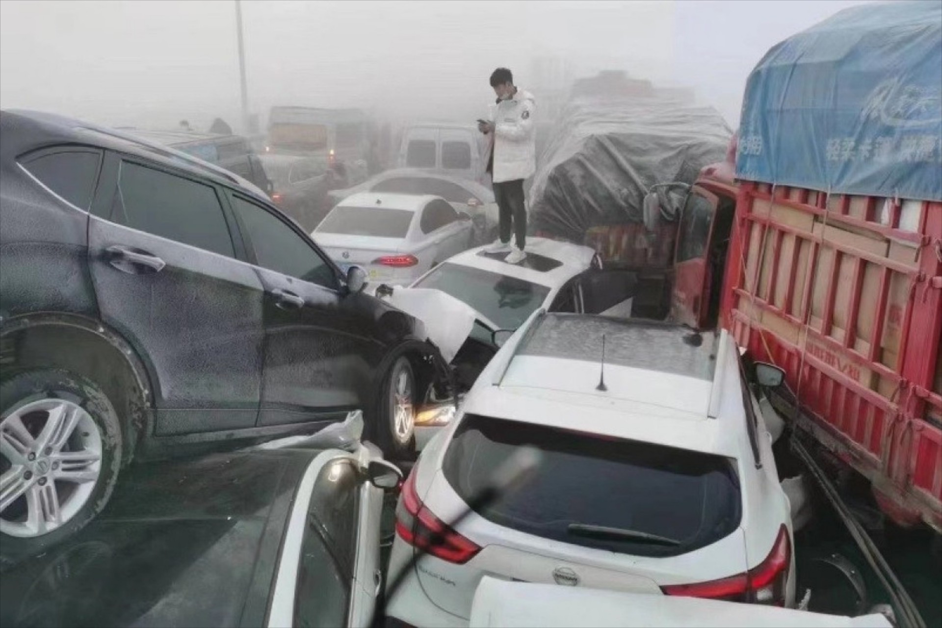 Απίστευτη καραμπόλα: 200 οχήματα, μόνο 1 νεκρός! – Τι τους έσωσε;