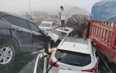 Απίστευτη καραμπόλα: 200 οχήματα, μόνο 1 νεκρός! – Τι τους έσωσε;