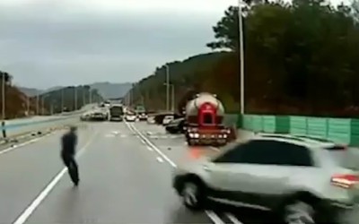 Video-Σοκ: Πεζός αποφεύγει 2 οχήματα σε παγωμένο αυτοκινητόδρομο!
