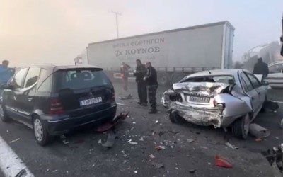 Απίστευτη καραμπόλα 10 αυτοκινήτων στη Ν.Ε.Ο. λόγω πυκνής ομίχλης [video]