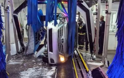 Κατάφερε να τουμπάρει σε πλυντήριο αυτοκινήτων! [video]