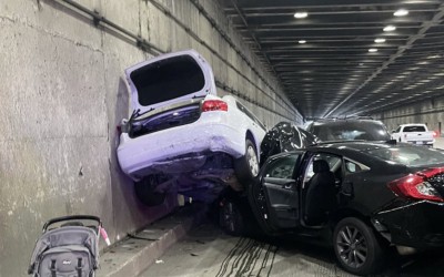 Εφιάλτης σε σήραγγα: Tesla φρενάρει μόνο του, προκαλεί καραμπόλα! [video]