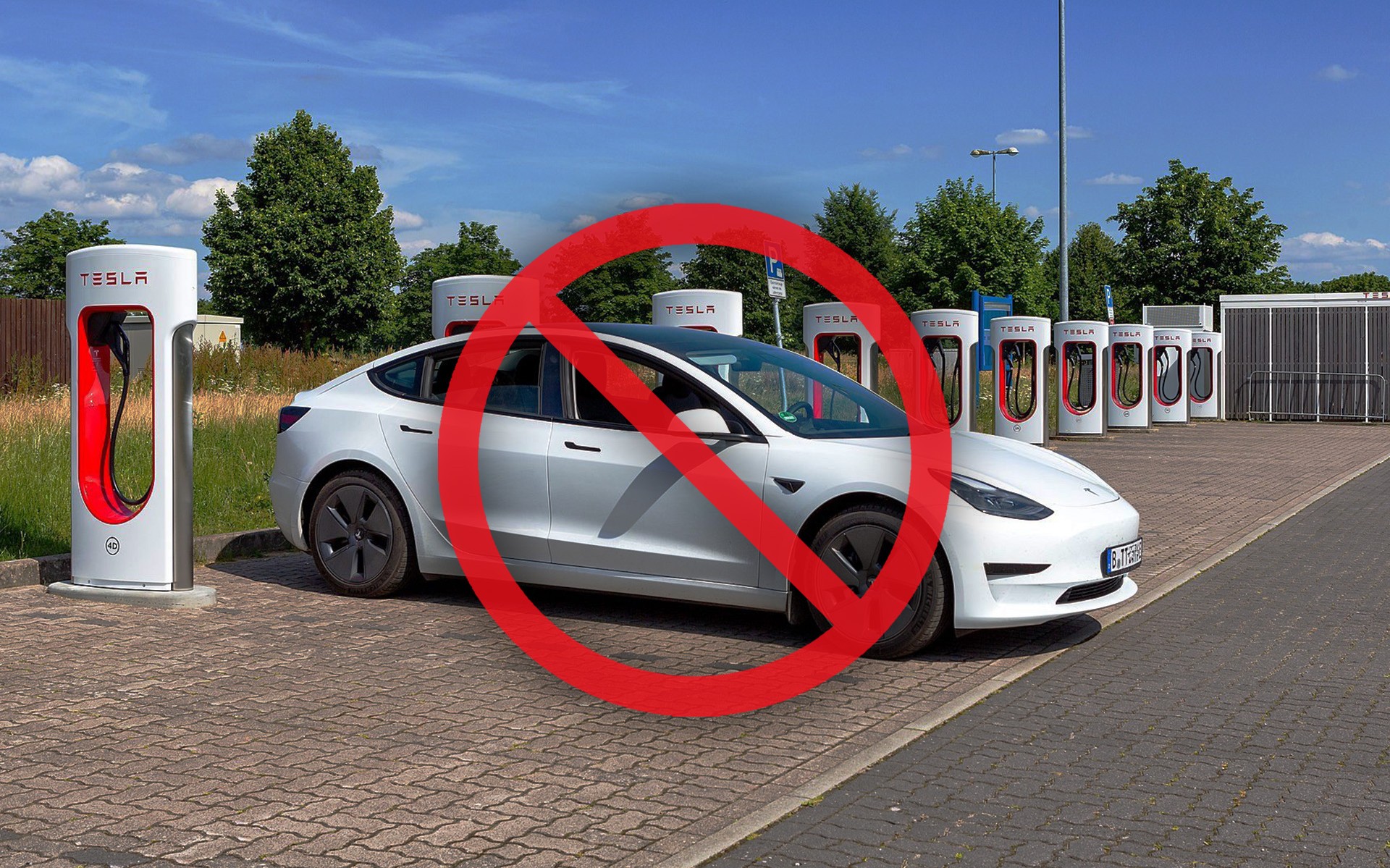 Εμείς απαγορεύουμε τα θερμικά το 2035, άλλοι... τα ηλεκτρικά!