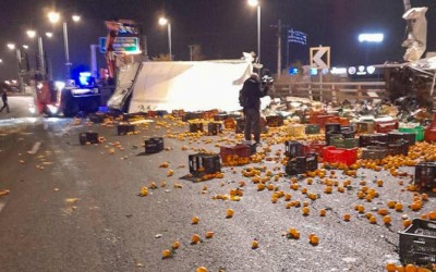 Τούμπαρε νταλίκα στον Κηφισό – Γέμισε πορτοκάλια ο δρόμος [video]