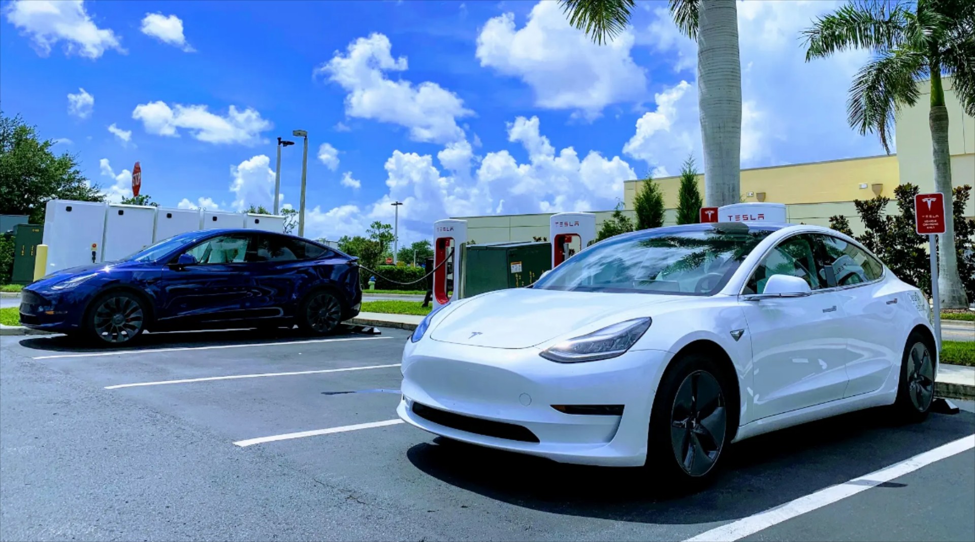 «Βουτιά» στις τιμές των μεταχειρισμένων Tesla, έως και 18.000 $!