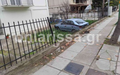 Λάρισα: Σε αυλή σπιτιού κατέληξε αυτοκίνητο μετά από τροχαίο [video]