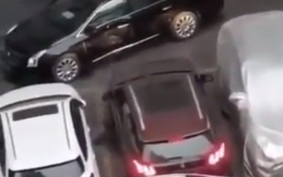 Διέλυσε τα αυτοκίνητα για να ξεπαρκάρει – Δείτε τι έκανε ο άνθρωπος [video]