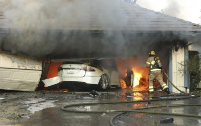 Ηλεκτρικό αυτοκίνητο: Αν πιάσει φωτιά χρειάζονται 150.000 λτ. νερού