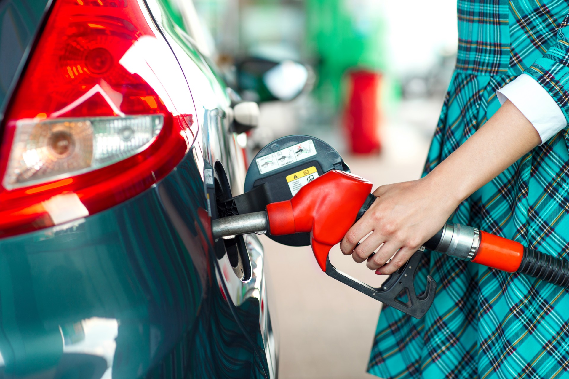 Γιατί απαγορεύεται η χρήση κινητού στο βενζινάδικο; Τι κίνδυνος υπάρχει