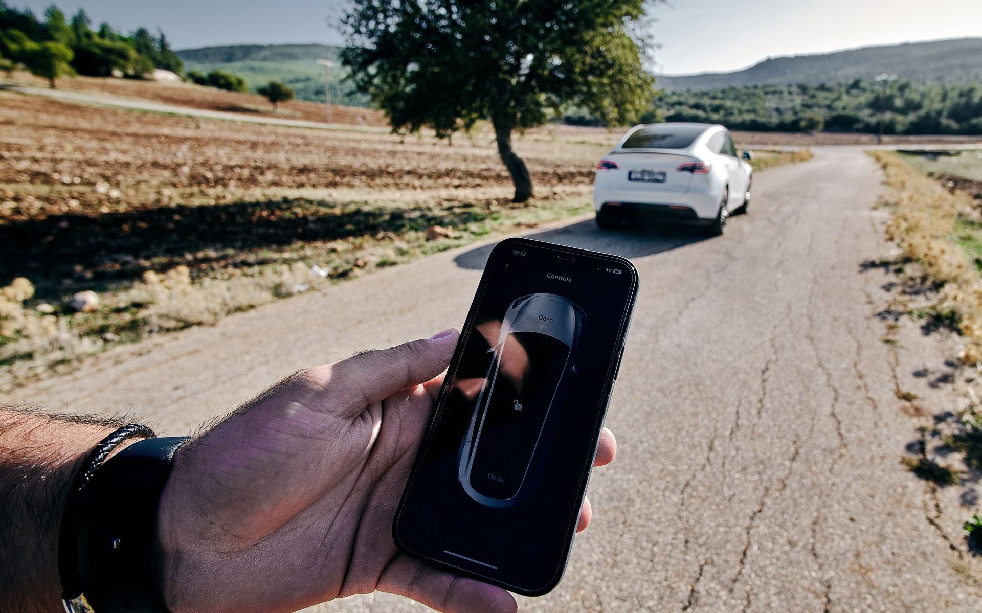 Ταλαιπωρία για χιλιάδες κατόχους Tesla - Έπεσε ξανά ο server της