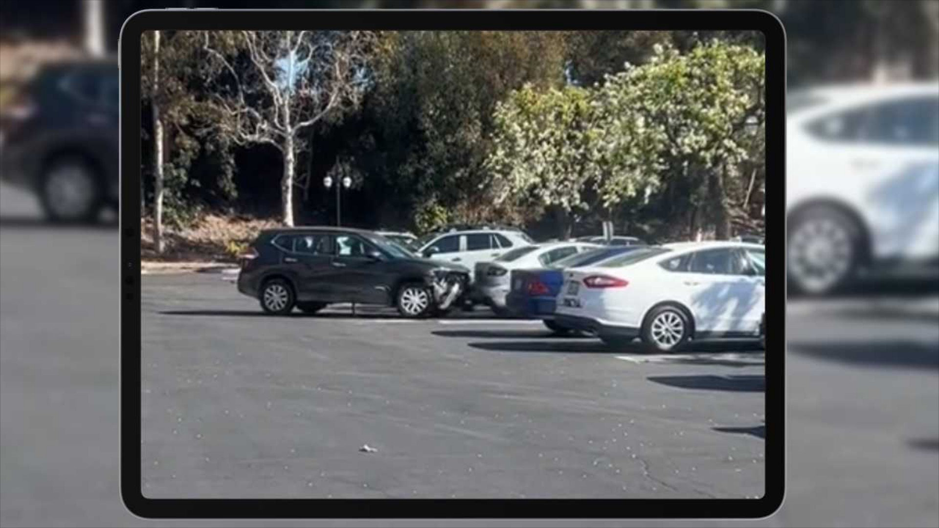 Video: Η οδηγός που διέλυσε 10 σταθμευμένα αυτοκίνητα επίτηδες!