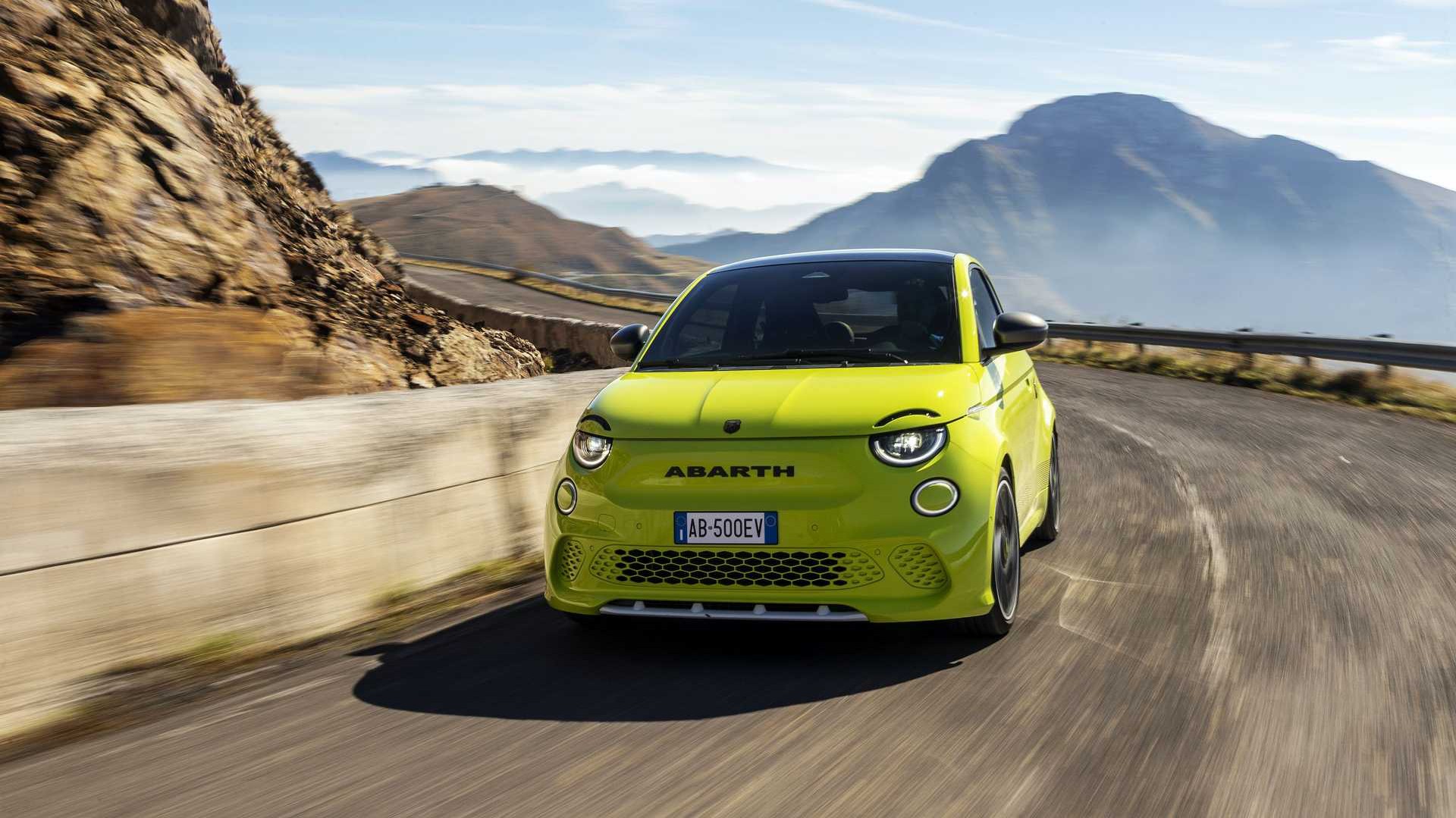 Abarth 500e: Βροχή από παραγγελίες για τον πρώτο ηλεκτρικό «σκορπιό»