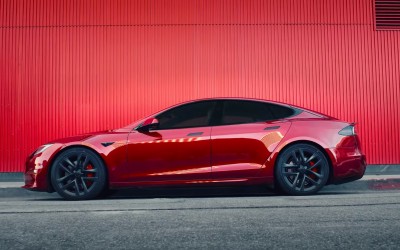 Tesla: Το νέο χρώμα των 3.000 € και η… καινοτομία του στρογγυλού τιμονιού [video]
