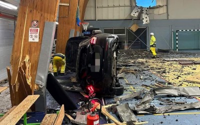 Video: Mercedes απογειώθηκε και μπήκε… τρίποντο σε γήπεδο μπάσκετ!