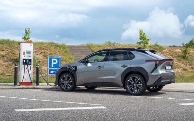 Toyota: Ετοιμάζει plug-in υβριδικά με αυτονομία 200 km