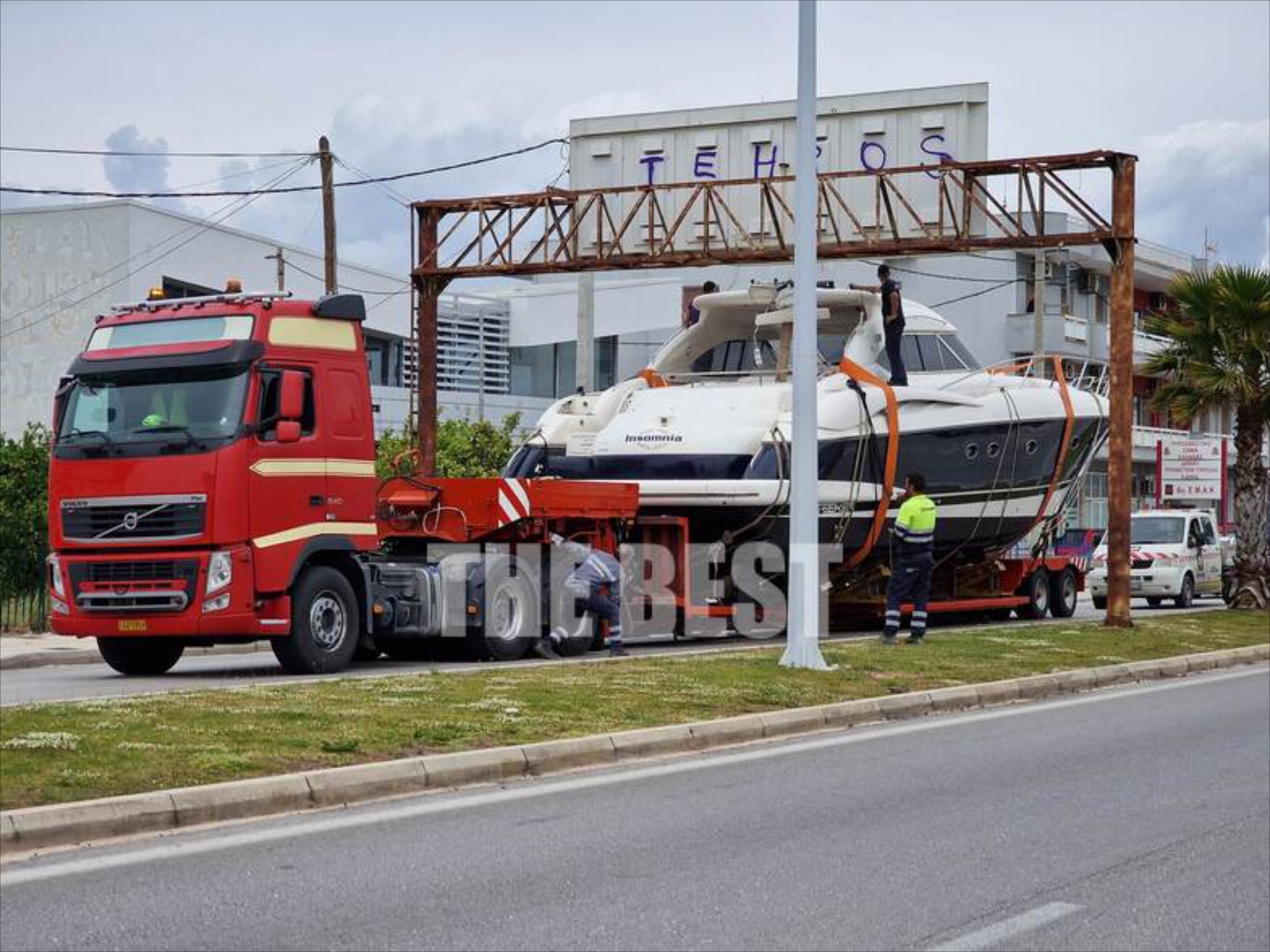 Σκάφος βγήκε στη «στεριά» και έκλεισε την Πατρών-Κορίνθου – Δείτε εικόνες 