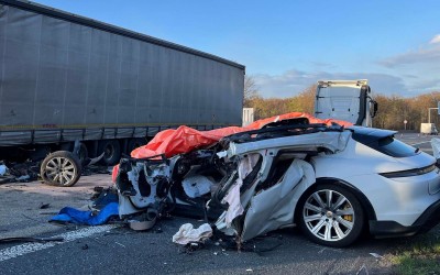 Ηλεκτρική Porsche καρφώθηκε αφρενάριστη σε νταλίκα – Δεν πήρε φωτιά