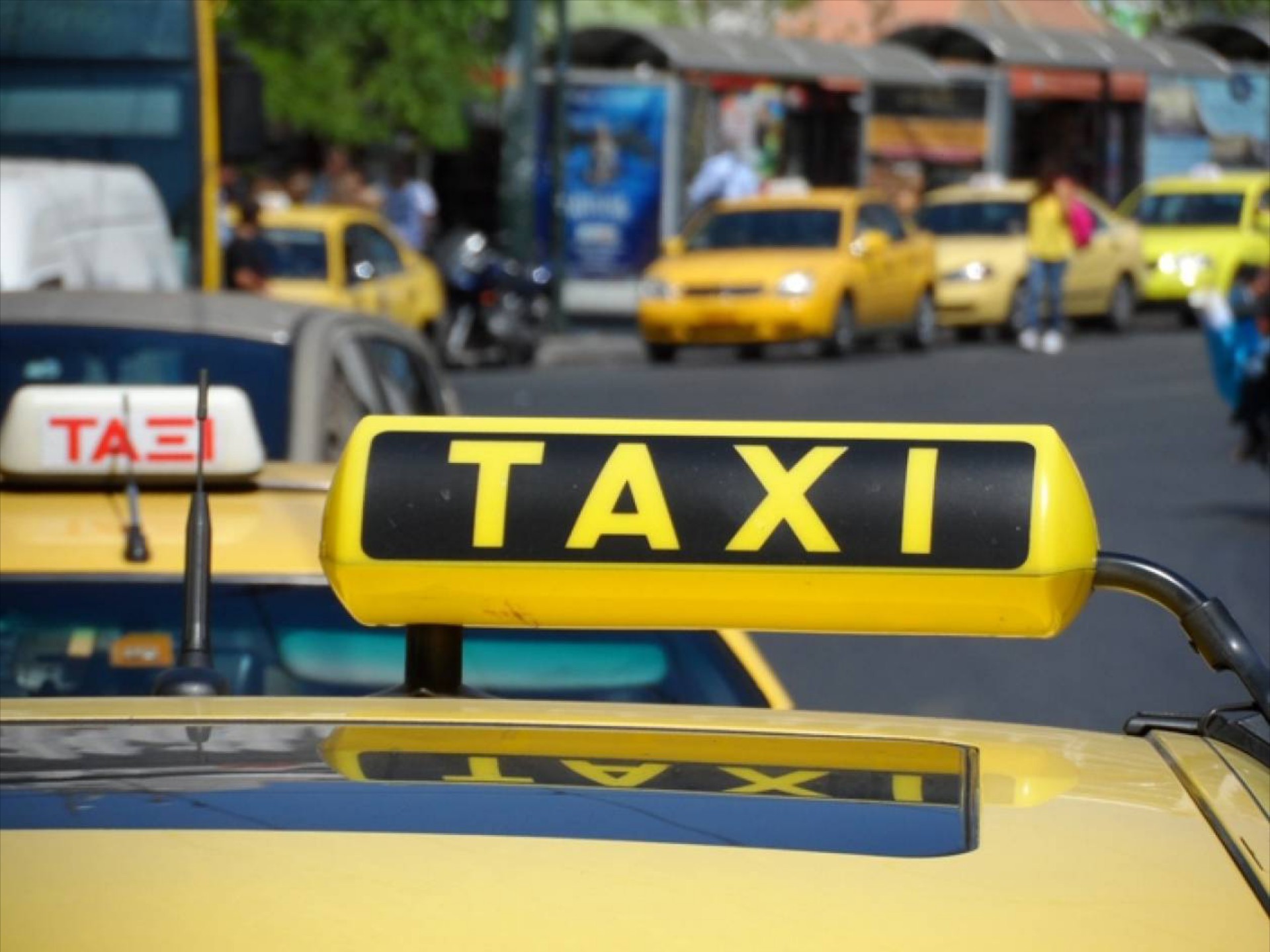 Οδηγός ΤΑΞΙ χρέωσε 80 € από τα ΚΤΕΛ στην Παλλήνη – Τον πήγαν εισαγγελέα 